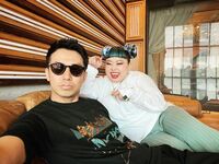 「茨城NY支部！」「やっと再会」綾部祐二＆渡辺直美の2ショット