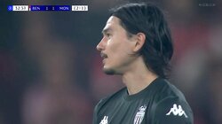 圧巻の剥がし！南野拓実が見せた“超絶キープ”の瞬間 3人に囲まれても「ヒラリ」自陣ゴール前で驚きのテクニック炸裂