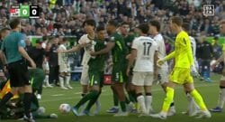 大乱闘が勃発！ 高井幸大＆町野修斗に“まさかの展開”「何があった？」「これはアカン」試合終盤に両チーム一気にヒートアップ…スタジアム騒然