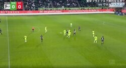 「メッシかよ！」「エグすぎる」堂安律がDF3人をブチ抜いてドリブルで強行突破した瞬間　倒されても圧倒的フィジカルで立ち上がる驚異のキープ力