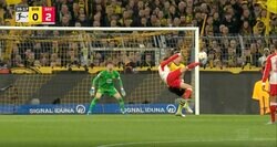 骨折しても飛んで打つ！後ろ向き胸トラップ→豪快バイシクルシュートが炸裂した瞬間　バイエルンの“身体能力お化け”ゴレツカのスーパープレーにスタジアム騒然