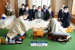 中盤の難所 藤井聡太王将が押し切るか 羽生善治九段の反撃か 第6局クライマックスへ／将棋・王将戦七番勝負