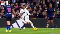 「また魔法だ」「鳥肌たった」天才モドリッチ、神トラップ→黄金の右足でゴラッソの一部始終！退団説でファンは「今すぐ契約更新を」「やっぱりマドリーに必要」と懇願