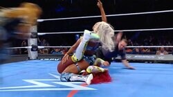 何が起こった？ “120キロ超”巨漢女子が画面の外から猛烈タックルで大惨事…「交通事故だ」危険すぎる爆速突っ込みに観客騒然