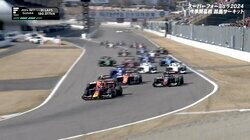 「加速が凄い」日本最速レーサー、“魂のロケットスタート”で首位浮上の瞬間 優勝後の“男気”にサーキット熱狂