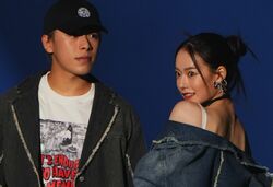 なこなこカップル・なごみ、ウエストを大胆に見せた“ピチピチ”タンクトップで会場を魅了！ジャケットから肩チラも