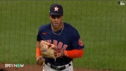 五輪を沸かせた奇跡のプレーがメジャーでも！仲間が弾いた打球をショートが瞬時の判断で刺す“神守備”