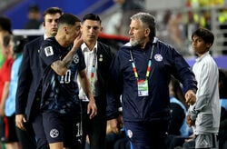 【W杯】何が起きた？ 突然のVARで一発レッドの一部始終 パラグアイ10番は困惑、チームメート猛抗議で会場騒然