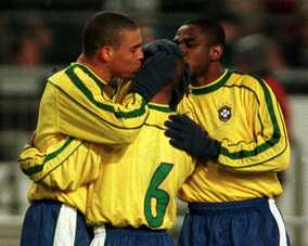 「悪魔の左足」と「元祖ロナウド」が再会! ブラジル代表レジェンドの2ショットが「12万いいね」の大反響