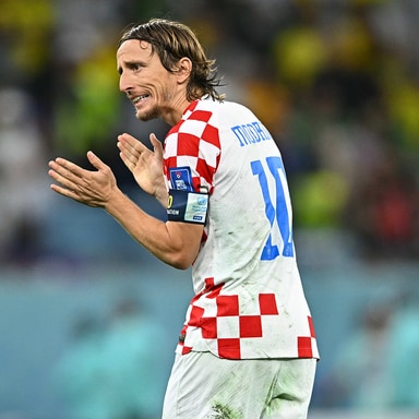 ネイマール、人目はばからず号泣に“もらい泣き”！ ペレに並ぶ偉業達成