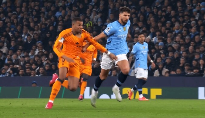 【写真・画像】怪物ハーランドに喧嘩腰！“ちょっかい”から一触即発の激昂…引っ張り合いバトルの新人DFに驚愕の声「度胸がすげぇ」「熱いな」　1枚目