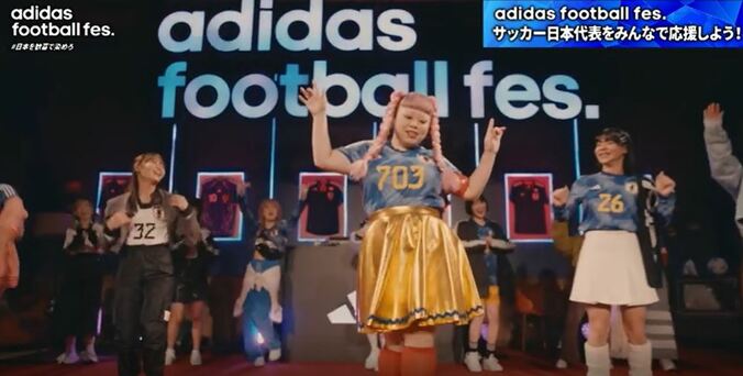 渡辺直美、サッカー日本代表のユニフォームのアレンジコーデを披露「みんなで勝利に向かって走って行こうよ！」 2枚目