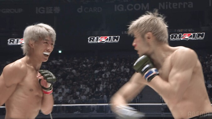 笑顔で打ち合う平本と冨澤