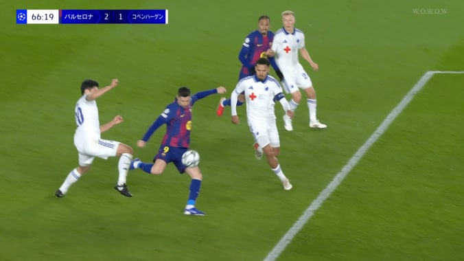 「ファウルちゃうやろ」日本代表DFの“PK献上”が物議！レヴァンドフスキとの接触は「正直アンラッキー寄り」「これも経験」 3枚目