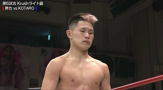 申し訳なさそうにKOTAROを見つめる昇也