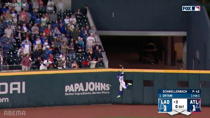 【写真・画像】どれだけ伸びるんだ！ 大谷翔平、35度ハイアングル弾に外野手が驚き…フェンス際で急加速→スタンドインの衝撃シーン　1枚目