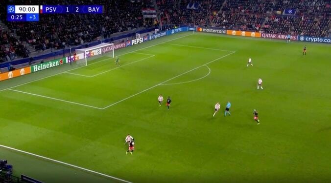 場内騒然！“まさかの5回”にイライラ… 試合中に“挑発的リフティング” 余裕のバイエルンFWに対戦相手サポーターから大ブーイング 4枚目