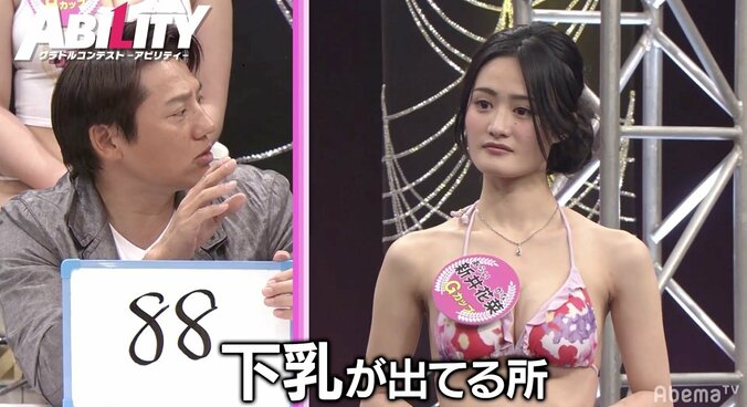 Ｇカップグラドル・新井花菜、水着から“溢れ出る”下乳で池谷幸雄を手玉に取る 1枚目