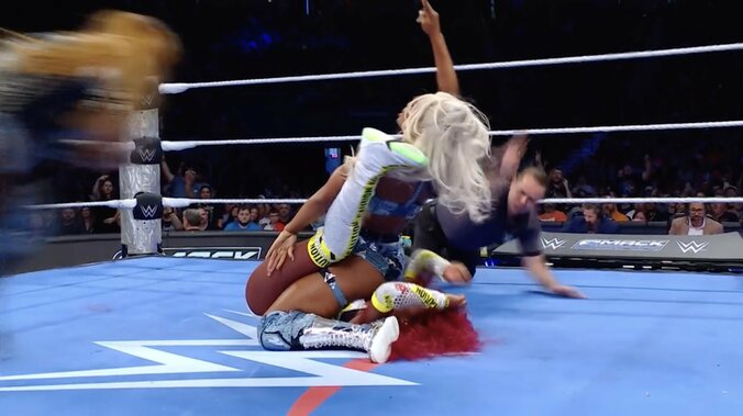 【映像】画面の外から“120キロ超”巨体が突っ込んでくる衝撃映像