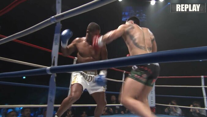 見事なタイミングで左ショートが炸裂