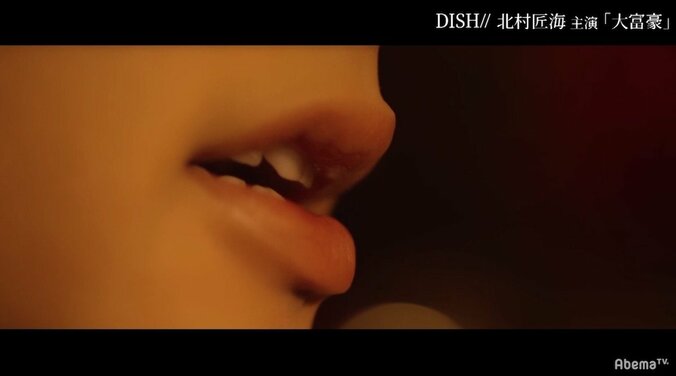 北村匠海、かかとを愛する変態大富豪役を演じ視聴者大興奮「君のかかとを食べたい」 4枚目