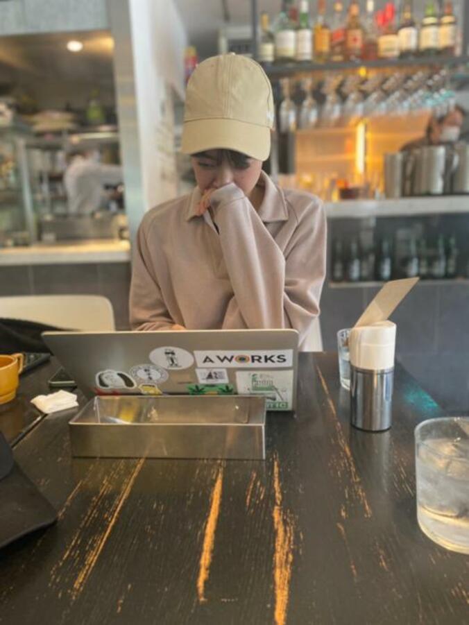  才賀紀左衛門、カフェで彼女を隠し撮り「全力で顔を隠す」  1枚目