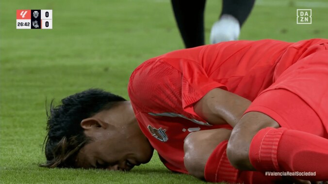 削りすぎだろ！ 久保建英が“後方から危険タックル”被害…「次やったらレッドカード」「マジで危ない」相手DFはイエローカードに不満顔 3枚目