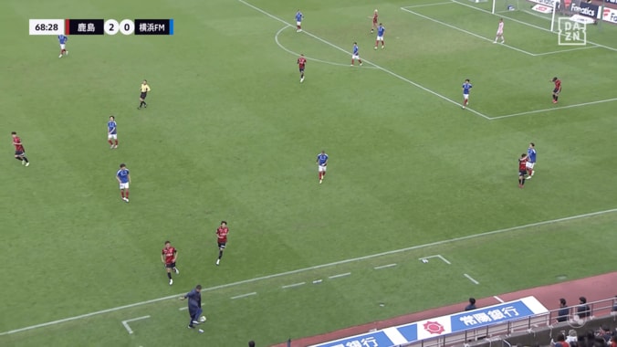 驚愕！51歳鹿島監督の“神トラップ”が話題沸騰「めっちゃ綺麗」「柔らかい」クリアボールを華麗にコントロールした瞬間 4枚目