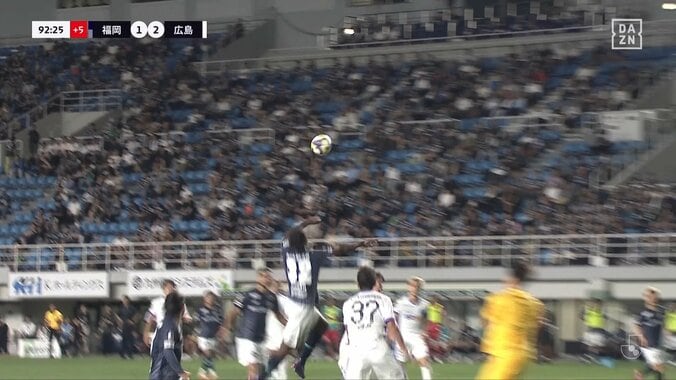 「身体能力おばけ」サニブラウン実弟・ハナンのJデビュー弾が話題「鳥肌過ぎる」“打点高過ぎ”のジャンピングヘッドで日本代表GKに競り勝った瞬間 3枚目