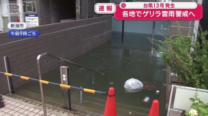地下へ続く通路は全く水が引いていない