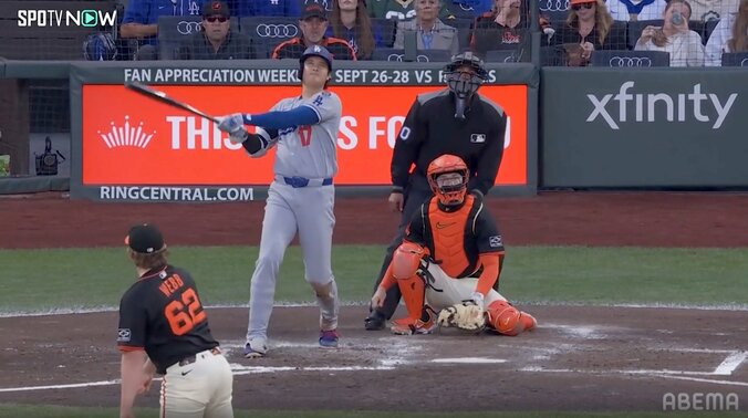 【写真・画像】大谷翔平、138m特大弾で反撃の狼煙上げ感情露わ 「これは勢いに乗る一発」一塁方向へ目をやり“ポン”と手を叩く　1枚目