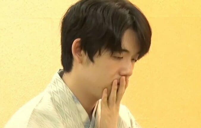 【写真・画像】藤井聡太王位、防衛への王手ならず 異例の“2時間遅れ”の死闘…伊藤匠二冠に敗れシリーズは2勝2敗のタイに／将棋・王位戦第4局　1枚目