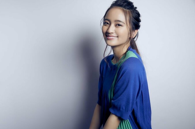 岡田結実、連続ドラマ初主演で妖精役の遠藤憲一と恋人よりも密な距離に　「おじさんのかわいさに癒されます」 5枚目