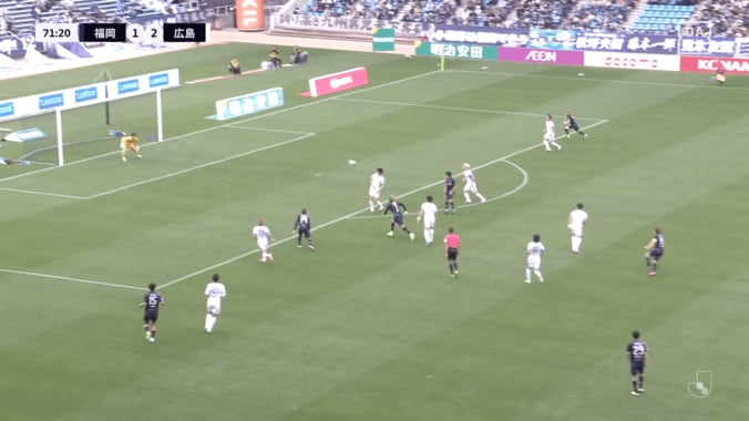 衝撃！「ありえない軌道」“30mアウト回転スーパーゴール”にスタジアム騒然！福岡MFが年間ベスト級の一撃「デ・ブライネかよ」 3枚目