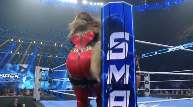 【映像】「嫌な音した」金髪美女が“ケツと鉄柱”に挟まれる