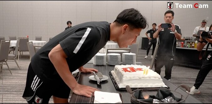 「歌が上手い！」日本代表FWの“サプライズ誕生日お祝い”が話題「盛り上げ方が上手」「憩いの場って大事」パリ五輪世代にファンほっこり 2枚目