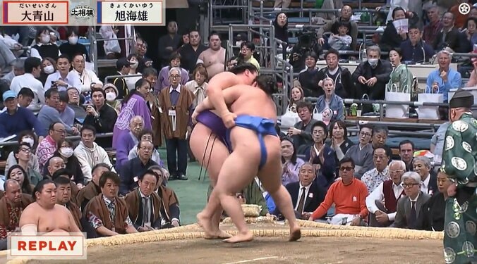 「ナゼそこに？」「めちゃ目立つ」大相撲、花道に“ポツン”と佇む著名人の姿 「さすがの気遣い」称賛も 3枚目