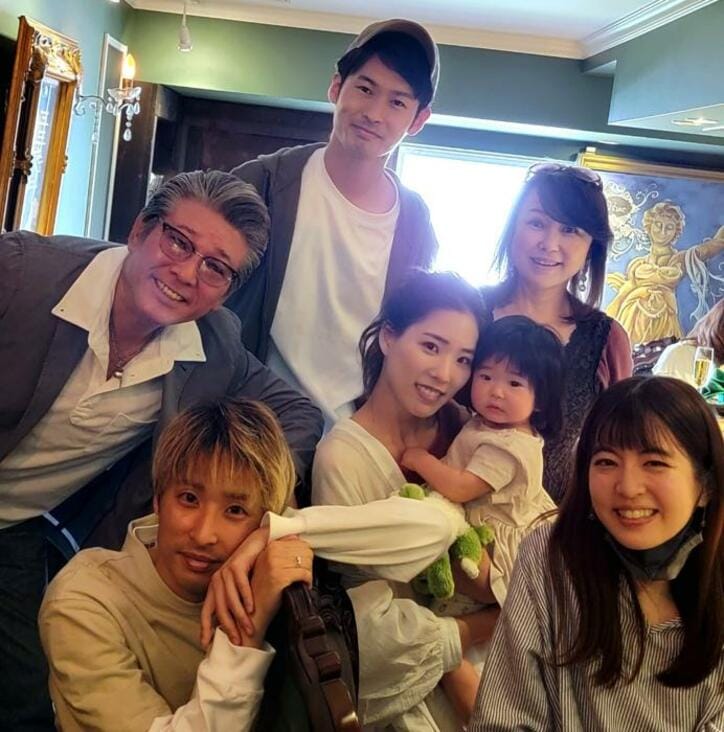  布川敏和、元妻・つちやかおりらとの家族ショットを公開「楽しそう」「素敵な家族」の声 