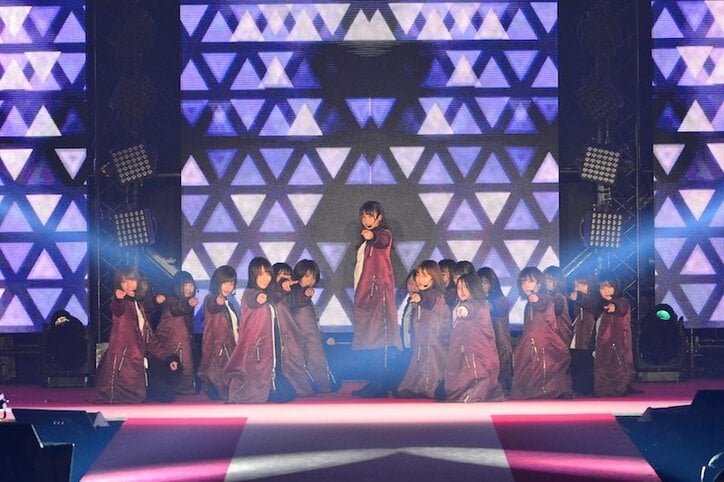 欅坂46がミニライブ、シングル表題曲で「ガルアワ」沸かせる