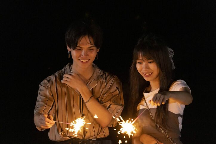 リベンジメンバー・うたな、体育会系男子と2人きりで夜の花火…手繋ぎも『恋ステ2021秋沖縄』第3話