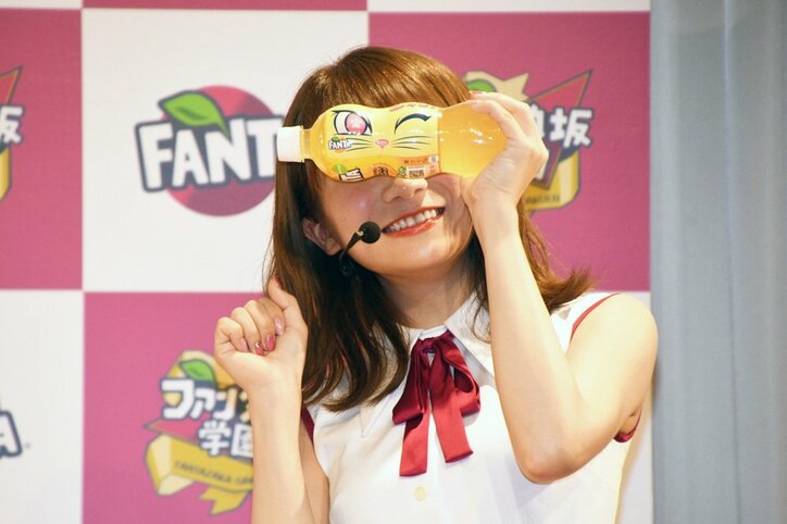 カズレーザー、斎藤飛鳥に「小顔すぎる!」 乃木坂メンバーが「変顔ボトル」に大はしゃぎ