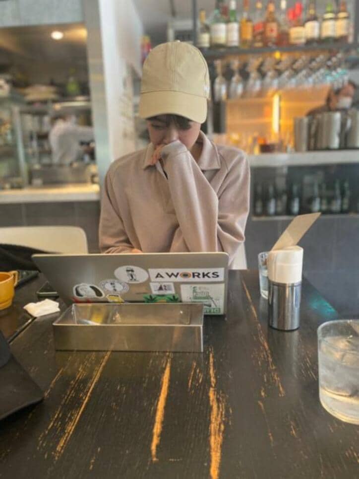  才賀紀左衛門、カフェで彼女を隠し撮り「全力で顔を隠す」 