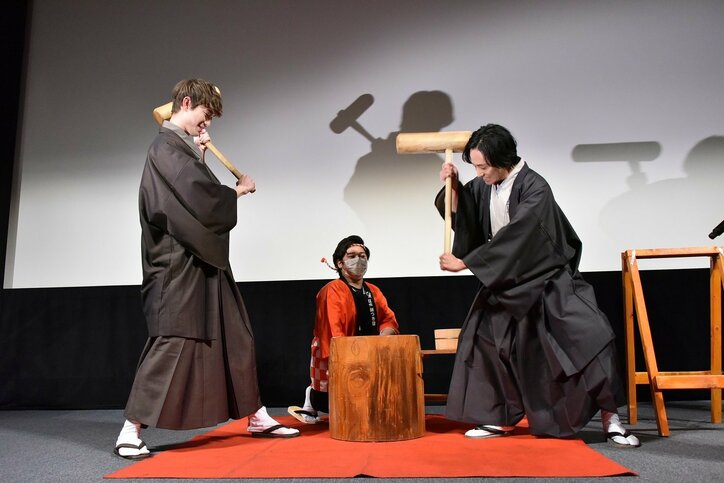 宮沢氷魚、役者としてのファーストキスのお相手は共演男優！「何人目？」と聞く