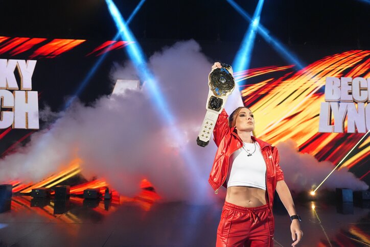 【映像】女子レスラー、ビーチで“謎すぎる”ハッスルトレーニング