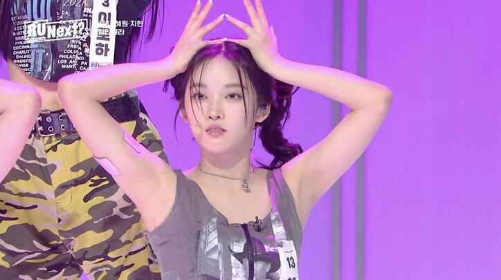 激しいダンスに髪が乱れてほどけ、マイクが落ち… 相次ぐハプニング続出も跳ね返す圧巻ステージ！ コーチ陣も大絶賛