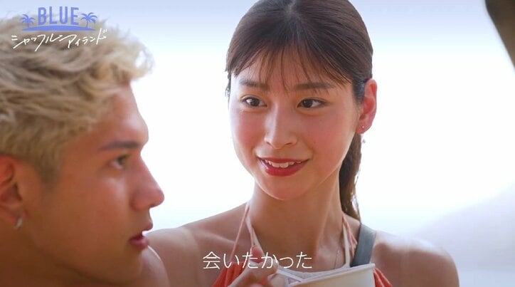 美人すぎるカフェ店員、水着姿で「腕組んでもいい？」金髪イケメンにおねだり