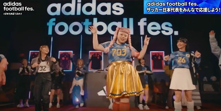 渡辺直美、サッカー日本代表のユニフォームのアレンジコーデを披露「みんなで勝利に向かって走って行こうよ!」