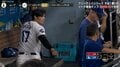 1杯、飲んじゃう?大谷翔平、特大アーチ直後にベンチ内で“祝杯”スタッフと珍リアクション