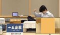「タイトル戦では見られない珍百景」藤井聡太竜王・名人が休憩中の対局室で珍ポーズ！？解説棋士&ファン騒然「なんかレアな聡ちゃんだ」