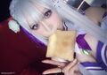 人気コスプレイヤー・カモミールが『リゼロ』エミリアの誕生日コスを披露！食パンをくわえた姿に「可愛すぎる」の声